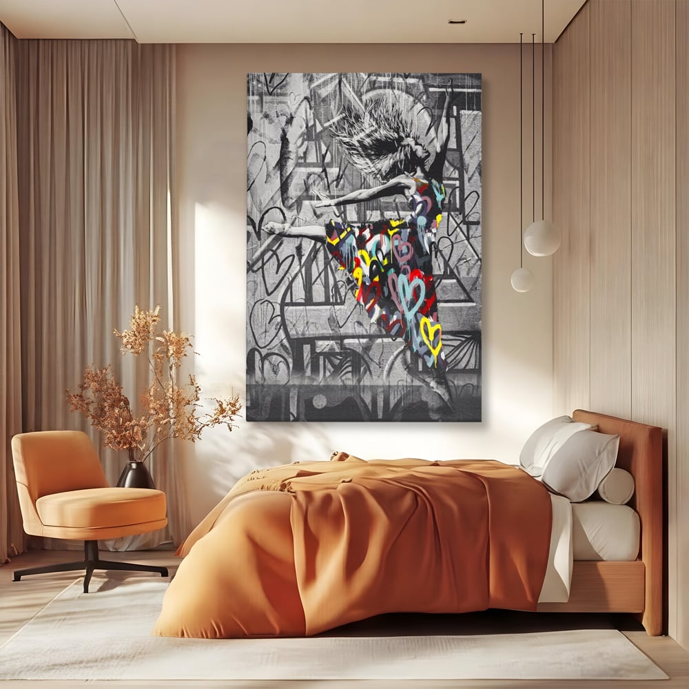 Tablou canvas cu tablou canvas cu dansatoare si graffiti, fara rama, pe sasiu de lemn, pe perete intr-un dormitor